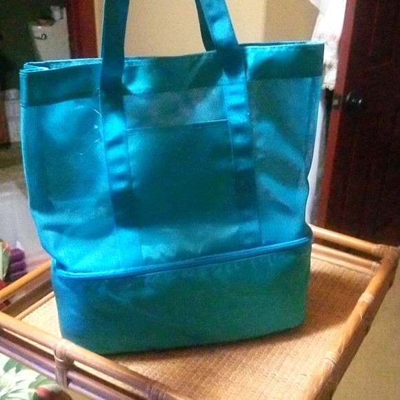 The perfect beach bag! Bag on top, cooler on bottom. ALL IN ONE! - Picture 2 of 5